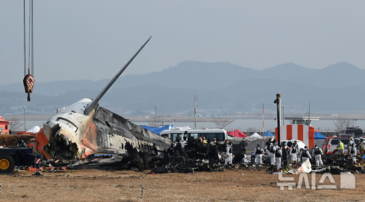 [무안=뉴시스] 이영환 기자 = 30일 오전 전남 무안국제공항 제주항공 여객기 사고 현장에서 소방대원들이 수색작업을 하고 있다. (공동취재) 2024.12.30. 20hwan@newsis.com