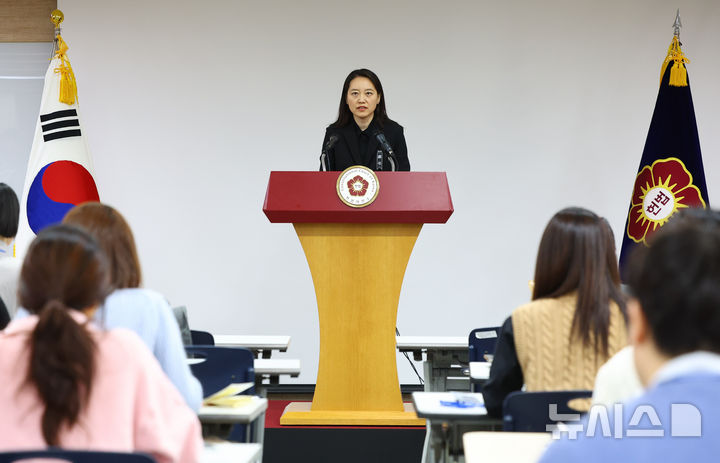 [서울=뉴시스] 황준선 기자 = 이진 헌법재판소 공보관이 30일 오후 서울 종로구 헌법재판소에서 윤석열 대통령과 한덕수 국무총리 탄핵심판 사건 관련 언론 브리핑을 하고 있다. 2024.12.30. hwang@newsis.com