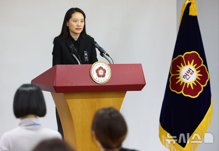 [서울=뉴시스] 황준선 기자 = 이진 헌법재판소 공보관이 30일 오후 서울 종로구 헌법재판소에서 윤석열 대통령과 한덕수 국무총리 탄핵심판 사건 관련 언론 브리핑을 하고 있다. 2024.12.30. hwang@newsis.com