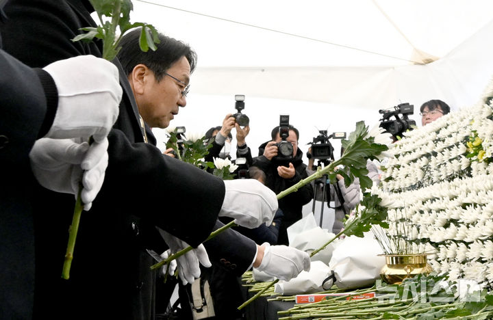 [광주=뉴시스] 김혜인 기자 = 제주항공 여객기 참사 발생 이튿날인 30일 오전 강기정 광주시장이 희생자 분향소가 마련된 광주 동구 5·18민주광장에서 헌화하고 있다. 2024.12.30. hyein0342@newsis.com