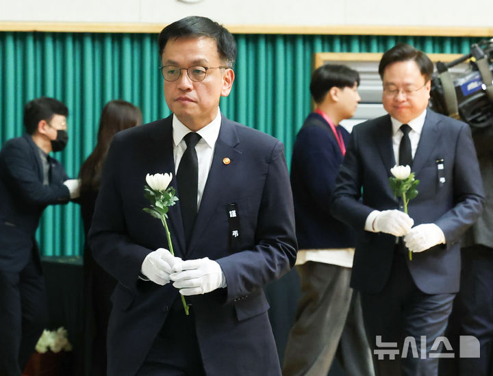 [무안=뉴시스] 조수정 기자 = 최상목 대통령 권한대행 부총리 겸 기획재정부 장관이 30일 전남 무안 스포츠파크에 마련된 무안국제공항 제주항공 여객기 참사 희생자 합동분향소를 찾아 헌화하고 있다. 2024.12.30. chocrystal@newsis.com