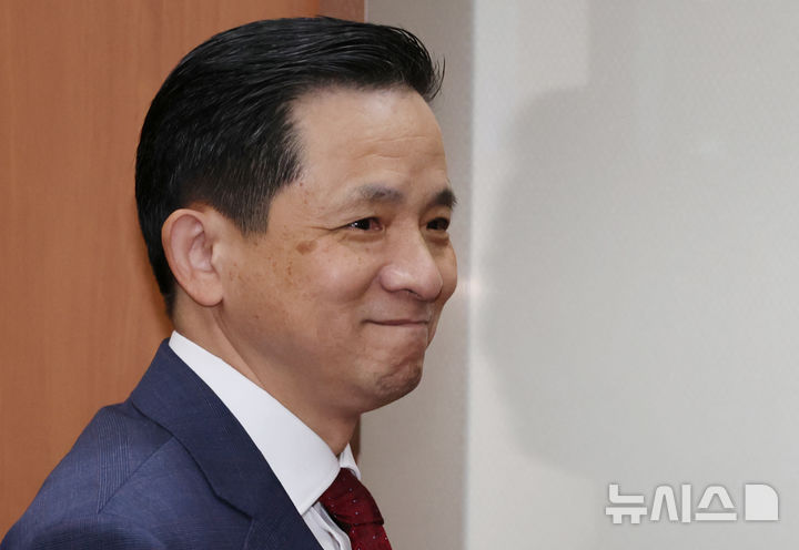 [서울=뉴시스] 김명원 기자 = 다이빙(戴兵) 신임 주한중국대사가 30일 서울 종로구 외교부에 신임장사본 제출을 위해 들어서며 엘리베이터를 기다리고 있다. 2024.12.30. kmx1105@newsis.com