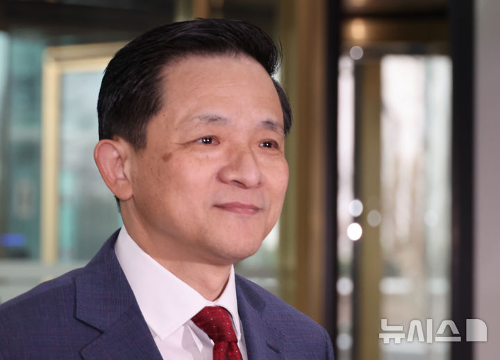 [서울=뉴시스] 김명원 기자 = 다이빙(戴兵) 신임 주한중국대사가 30일 서울 종로구 외교부에 신임장사본 제출을 위해 들어서고 있다. 2024.12.30. kmx1105@newsis.com