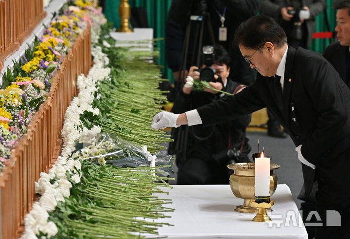 [무안=뉴시스] 김선웅 기자 = 우원식 국회의장이 30일 전남 무안 스포츠파크에 마련된 무안국제공항 제주항공 여객기 참사 희생자 합동분향소를 찾아 조문하고 있다. (공동취재) 2024.12.30. mangusta@newsis.com