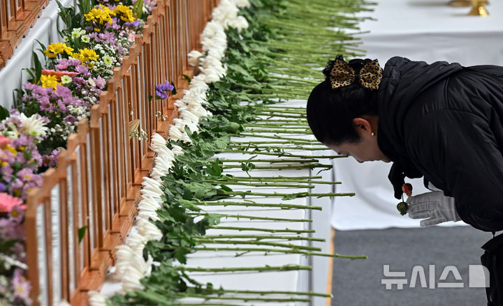 [무안=뉴시스] 이영주 기자 = 전남 무안국제공항 제주항공 여객기 참사 이틀째인 30일 오후 전남 무안종합스포츠파크에 마련된 제주항공 여객기 사고 희생자 합동분향소에서 시민들이 고인들의 명복을 빌고 있다. (공동취재) 2024.12.30. photo@newsis.com