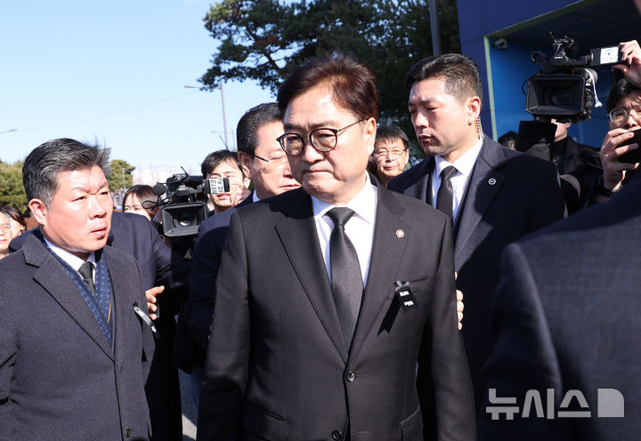 [무안=뉴시스] 조수정 기자 = 우원식 국회의장이 30일 전남 무안 스포츠파크에 마련된 무안국제공항 제주항공 여객기 참사 희생자 합동분향소를 찾아 조문한 뒤 분향소를 나서고 있다. 2024.12.30. chocrystal@newsis.com