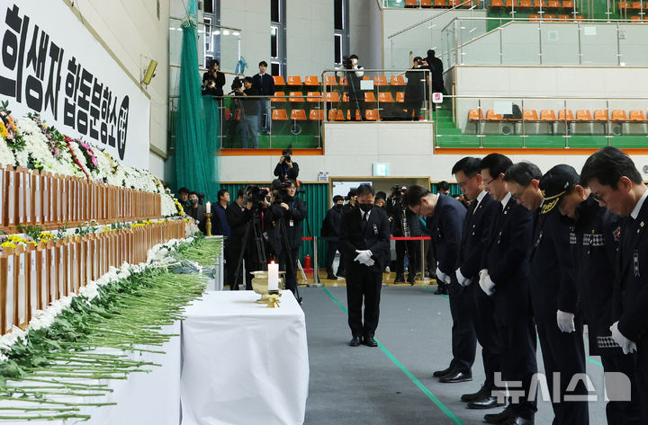 [무안=뉴시스] 조수정 기자 = 최상목 대통령 권한대행 부총리 겸 기획재정부 장관이 30일 전남 무안 스포츠파크에 마련된 무안국제공항 제주항공 여객기 참사 희생자 합동분향소를 찾아 헌화한 뒤 묵념하고 있다. 2024.12.30. chocrystal@newsis.com