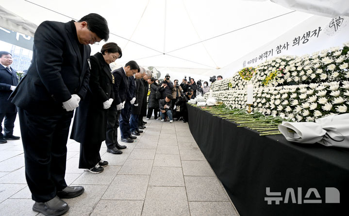 [광주=뉴시스] 김혜인 기자 = 제주항공 여객기 참사 발생 이튿날인 30일 오후 광주 동구 5·18민주광장에 마련된 희생자 분향소에서 (왼쪽부터)더불어민주당 정준호 의원, 전진숙 의원, 강기정 광주시장, 양부남 광주광역시당위원장, 민형배 의원, 신수정 광주시의장, 이정선 광주시교육감이 희생자를 추모하고 있다. 2024.12.30. hyein0342@newsis.com