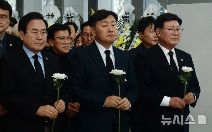 [전주=뉴시스] 김얼 기자 = 김관영(가운데) 전북특별자치도지사와 문승우(오른쪽) 전북특별자치도의회 의장, 서거석 전북특별자치도교육청 교육감이 30일 전북 전주시 전북특별자치도청 대공연장에 마련된 제주항공 여객기 사고 희생자 합동분향소를 방문해 헌화하고 있다. 2024.12.30. pmkeul@newsis.com