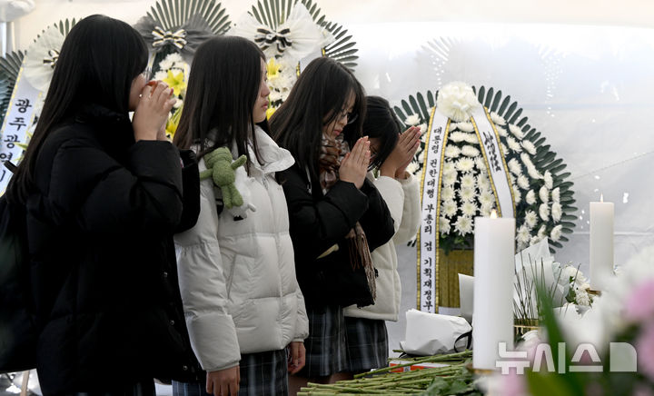 [광주=뉴시스] 김혜인 기자 = 제주항공 여객기 참사 발생 이튿날인 30일 오후 참사 희생자 친구들이 광주 동구 5·18민주광장에 마련된 분향소를 찾아 추모하고 있다. 2024.12.30. hyein0342@newsis.com