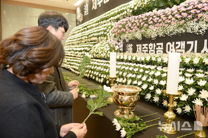 [울산=뉴시스] 배병수 기자 = 제주항공 여객기 참사 발생 이틀째인 30일 울산시의회 시민홀에 마련된 분향소에 시민들이 조문을 하고 있다. 2024.12.30.bbs@newsis.com.