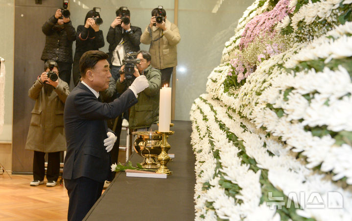 [울산=뉴시스] 배병수 기자 = 제주항공 여객기 참사 발생 이틀째인 30일 울산시의회 시민홀에 마련된 제주항공 여객기 사고 희생자 합동분향소에서 김두겸 시장이 조문을 하고 있다. 2024.12.30.bbs@newsis.com.