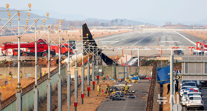 [무안=뉴시스] 김선웅 기자 = 30일 전남 무안국제공항 활주로에 전날 발생한 제주항공 참사 여객기의 잔해와 동체 착륙의 흔적이 남아 있다. 2024.12.30. mangusta@newsis.com