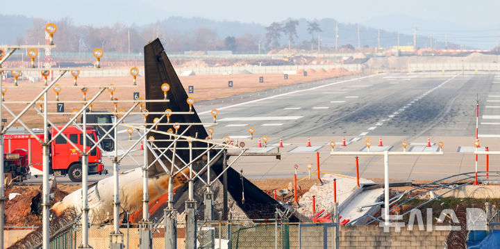 [무안=뉴시스] 김선웅 기자 = 30일 전남 무안국제공항 활주로에 전날 발생한 제주항공 참사 여객기의 잔해와 동체 착륙의 흔적이 남아 있다. 2024.12.30. mangusta@newsis.com