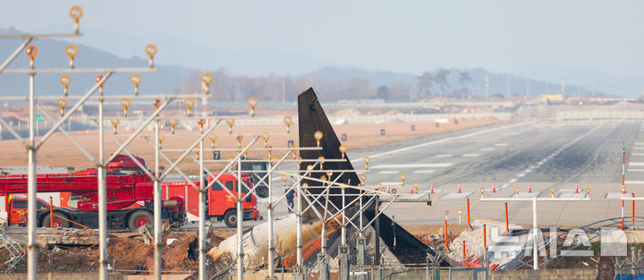 [무안=뉴시스] 김선웅 기자 = 지난 30일 전남 무안국제공항 활주로에 전날 발생한 제주항공 참사 여객기의 잔해와 동체 착륙의 흔적이 남아 있다. 2024.12.30. mangusta@newsis.com