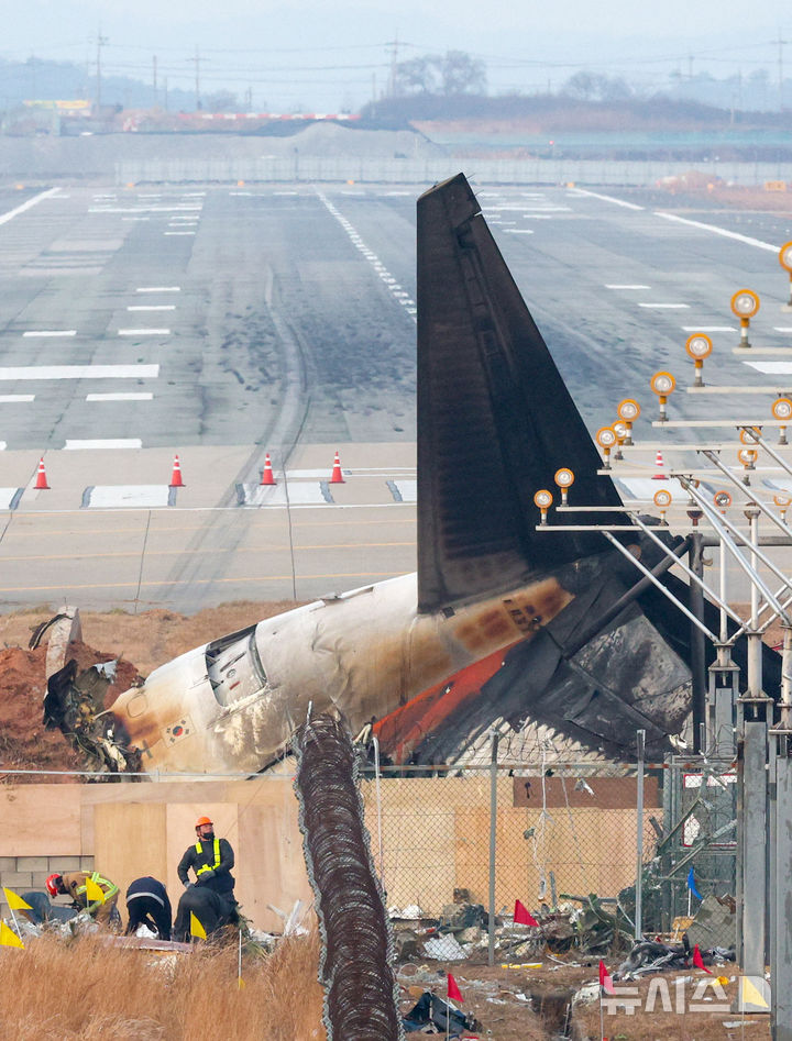 [무안=뉴시스] 김선웅 기자 = 30일 전남 무안국제공항 활주로에 전날 발생한 제주항공 참사 여객기의 잔해와 동체 착륙의 흔적이 남아 있다. 2024.12.31. mangusta@newsis.com