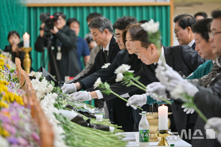 [무안=뉴시스] 김선웅 기자 = 권영세 국민의힘 비상대책위원장이 30일 오후 전남 무안군 무안종합스포츠파크에 마련된 제주항공 여객기 사고 희생자 합동분향소에서 조문을 하고 있다. (공동취재) 2024.12.30. mangusta@newsis.com