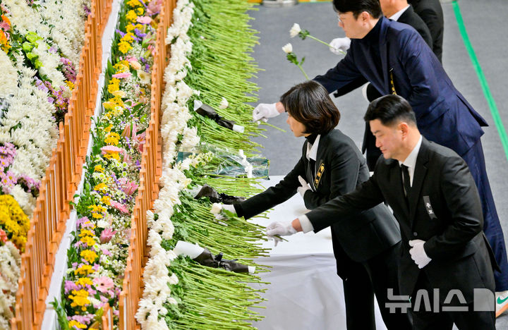 [무안=뉴시스] 김선웅 기자 = 허은아 개혁신당 대표가 30일 오후 전남 무안군 무안종합스포츠파크에 마련된 제주항공 여객기 사고 희생자 합동분향소에서 조문하고 있다. (공동취재) 2024.12.30. mangusta@newsis.com