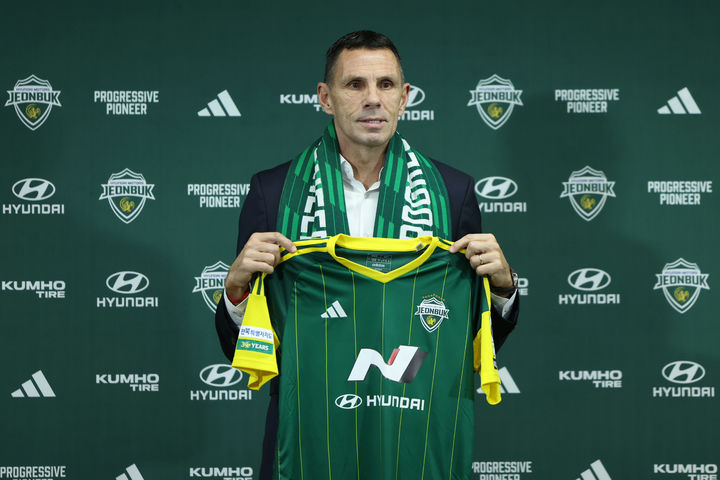 [서울=뉴시스] 김진아 기자 = 거스 포옛 전북 현대 신임 감독이 지난해 12월30일 전주월드컵경기장에서 열린 취임 기자회견에서 기념촬영을 하고 있다. (사진=전북현대 제공) 2024.12.30. photo@newsis.com *재판매 및 DB 금지