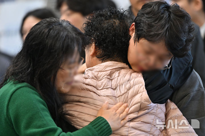 [무안=뉴시스] 이영주 기자 = 올해 마지막인 31일도 전남 무안국제공항 곳곳에서는 이름을 부르며 울부짖는 소리가 울려 퍼졌다. 사진은 전날 오후 전남 공항에서 제주항공 여객기 참사 유족들이 새롭게 신원이 확인된 사망자 명단 발표에 오열하고 있는 모습. 2024.12.30. leeyj2578@newsis.com