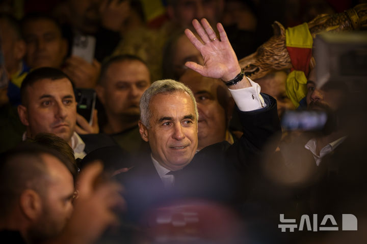 [부쿠레슈티=AP/뉴시스] 러시아의 AI를 활용한 루마니아 대선 개입으로 무명 극우 후보인 칼린 제오르제스쿠가 1차 투표에서 1위가 됐다. 러시아의 개입이 적발되면서 그의 출마가 불허됐고 재선거가 실시됐다. 2025.6.27.