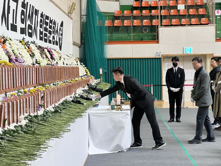 [서울=뉴시스] 제주항공 여객기 참사 희생자 합동분향소를 방문한 유승민 대한체육회장 후보. (사진 = 유승민 후보 측 제공) *재판매 및 DB 금지