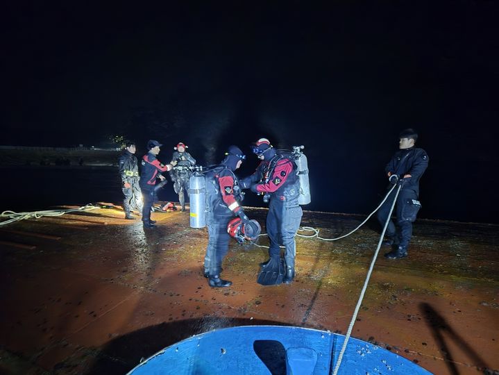 [서산=뉴시스] 31일 새벽 충남 서산시 팔봉면 고파도리 인근 바다에 전복된 배 위에서 실종자 수색에 나선 잠수대원이 잠수 준비를 하고 있다. (사진=태안해양경찰서 재공) 2024.12.31. photo@newsis.com *재판매 및 DB 금지