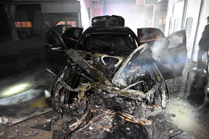 [대구=뉴시스] 30일 오후 10시2분께 대구 서구 중리동 한 자동차 정비공장에 입고된 차량에서 화재가 발생했다. (사진=대구서부소방서 제공) 2024.12.31. photo@newsis.com *재판매 및 DB 금지