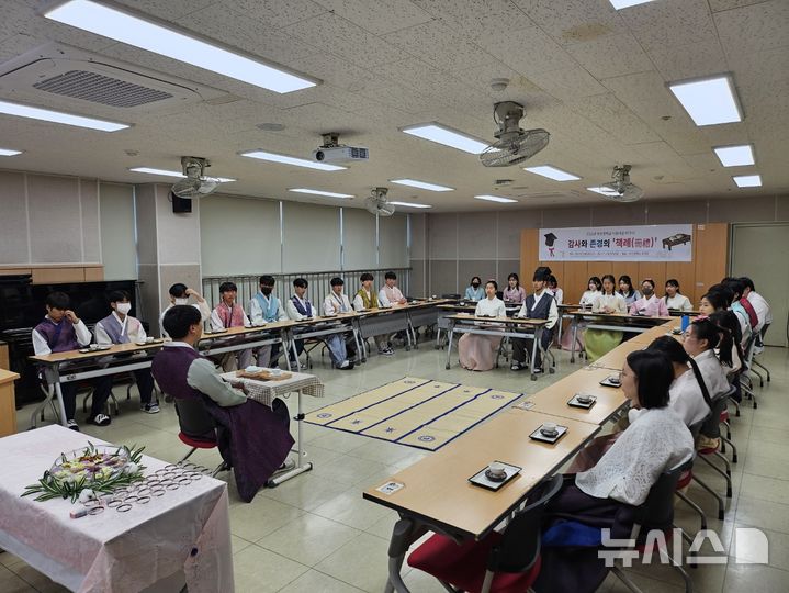 [화성=뉴시스]푸른중학교의 책례 진행 모습(사진=푸른중 제공) 2024.12.31. photo@newsis.com