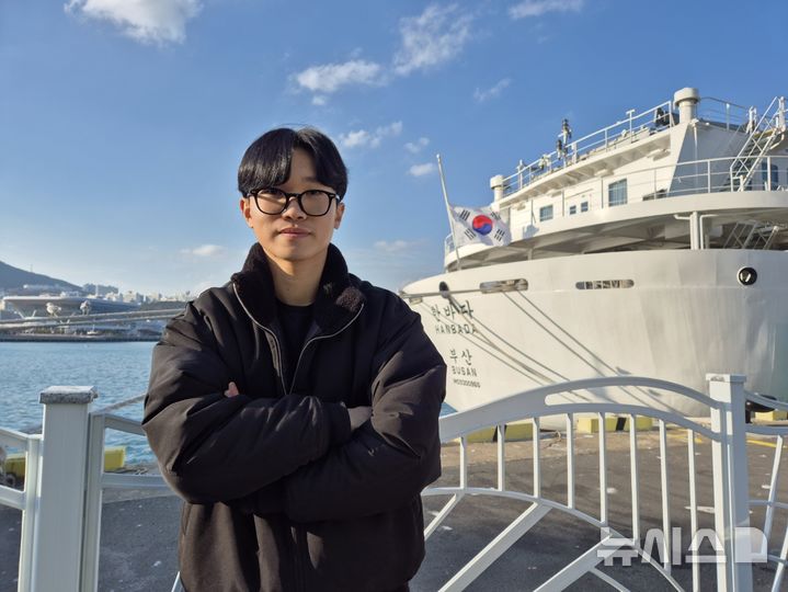 [부산=뉴시스] 권태완 기자 = 부산공유대학교 친환경선박 사업단의 '스마트 해양모빌리티 융합전공' 수업을 듣고 있는 한국해양대 이동주(23) 학생. 2024.12.31. kwon97@newsis.com 