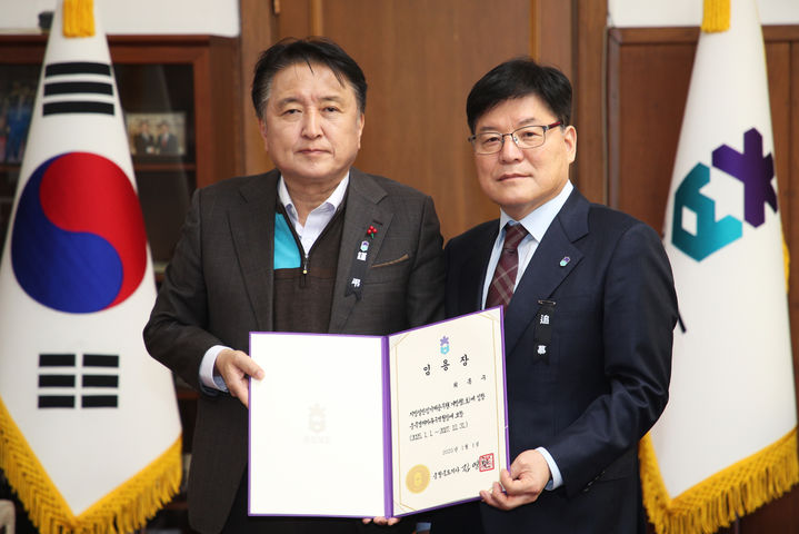 [청주=뉴시스] 31일 충북 청주시 상당구 문화동 충북도청 여는마당에서 최복수(오른쪽) 4대 충북경제자유구역청장이 임용장을 받은 뒤 김영환 충북지사와 기념촬영하고 있다. (사진=충북도 제공) 2024.12.31. photo@newsis.com *재판매 및 DB 금지