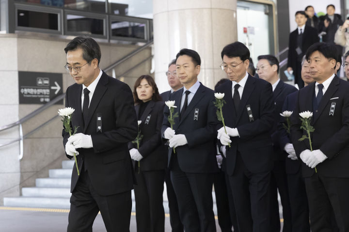 [수원=뉴시스] 31일 오전 수원역에 설치된 제주항공 여객기 사고 희생자 합동분향소에서 김동연 경기도지사가 헌화를 하고 있다. (사진=경기도 제공) 2024.12.31. photo@newsis.com *재판매 및 DB 금지