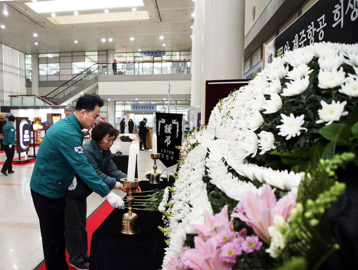 [서울=뉴시스]오언석 도봉구청장이 12월 30일 도봉구청 1층 로비에 마련된 무안 제주항공 희생자 합동분향소에서 헌화를 하고 있다. 2024.12.31. (사진=도봉구 제공) *재판매 및 DB 금지