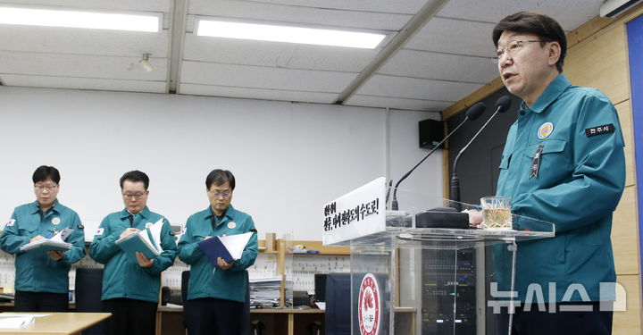 [전주=뉴시스] 김얼 기자 = 우범기(오른쪽) 전주시장이 31일 전북 전주시 전주시청 브리핑장에서 제주항공 사고 지원방안과 관련한 브리핑을 하고 있다. 2024.12.31. pmkeul@newsis.com