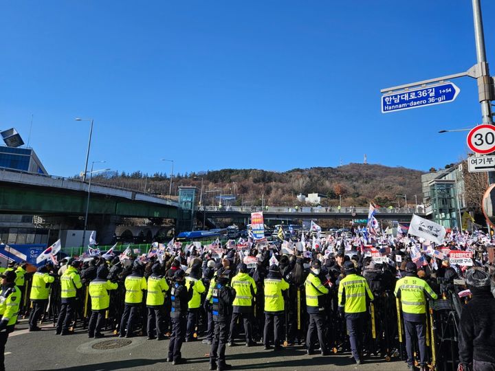 [서울=뉴시스] 이태성 기자 = 31일 오후 한남동 대통령 관저 앞 한남도로에는 신자유연대 등 보수단체와 윤 대통령 지지자들이 모여 집회를 진행하고 있다. 2024.12.31. victory@newsis.com *재판매 및 DB 금지