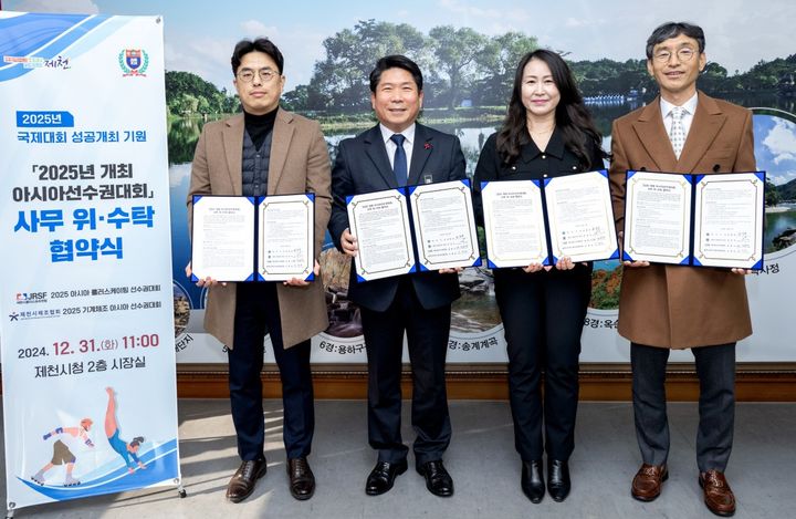 제천시와 체육단체 대표들이 국제대회 사무위수탁협약을 하고 있다. 왼쪽부터 오재성 제천시체조협회장, 김창규 제천시장, 김은경 제천시롤러스포츠연맹 부회장, 안성국 제천시체육회장.(사진=제천시 제공) *재판매 및 DB 금지