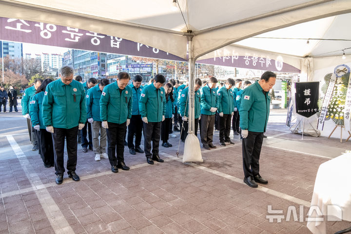 [오산=뉴시스] 이권재 시장이 간부 공무원들과 제주항공 여객기 사고 합동분향소에서 추모하고 있는 모습(사진=오산시 제공) 2024.12.31.photo@newsis.com 