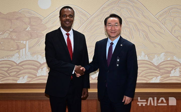 [인천=뉴시스] 정일형 기자 = 유정복 인천시장이 31일 시청 대접견실에서 데씨 달케 두카모(Dessie Dalkie Dukamo) 주한 에티오피아 대사(왼쪽)를 접견하고 기념촬영을 하고 있다. (사진은 인천시 제공)