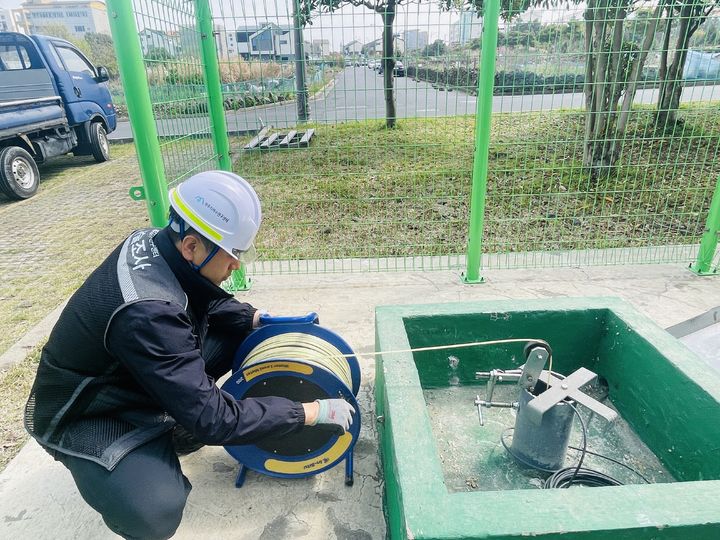 [제주=뉴시스] 제주도는 지하수 관측망에 인공지능(AI) 기술을 적용해 지하수위를 예측하기로 했다. 사진은 지하수 관정의 수위를 확인하는 모습. (사진=제주도 제공) 2024.12.31. photo@newsis.com *재판매 및 DB 금지