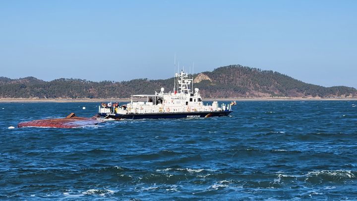 [서산=뉴시스] 31일 충남 서산시 팔봉면 고파도리 인근 해상에 전복된 배 주변에 태안해양경찰서 구조선이 실종자를 찾고 있다. (사진=태안해양경찰서 제공) 2024.12.31. photo@newsis.com *재판매 및 DB 금지