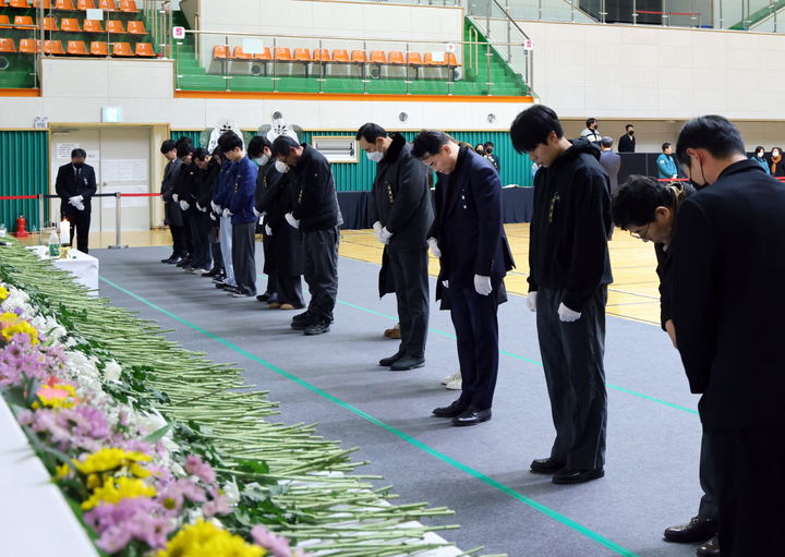 [서울=뉴시스] 오언석 도봉구청장이 지난 30일 무안군 무안종합스포츠파크에 마련된 사고 희생자 합동분향소를 찾아 목념으로 희생자들을 추모하고 있다. 2024.12.31. (사진=도봉구 제공) *재판매 및 DB 금지