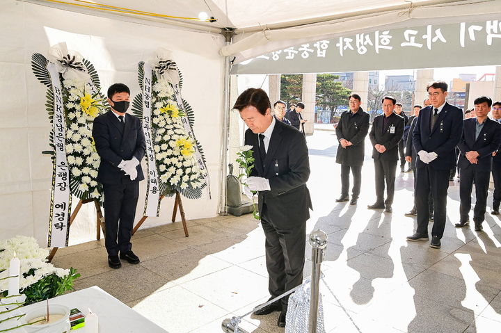 [진주=뉴시스]조규일 진주시장, 제주항공 여객기 사고 희생자에 깊은 애도.(사진=진주시 제공).2024.12.31.photo@newsis.com *재판매 및 DB 금지