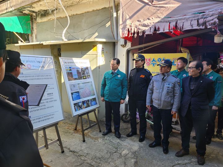 [대구=뉴시스] 대구 중부소방서는 겨울철 화재 안전의 일환으로 관문상가시장과 관문시장, 광덕시장에 대해 남구청과 함께 특별 안전 점검을 했다. (사진=대구 중부소방서 제공) 2024.12.31. photo@newsis.com&nbsp; *재판매 및 DB 금지