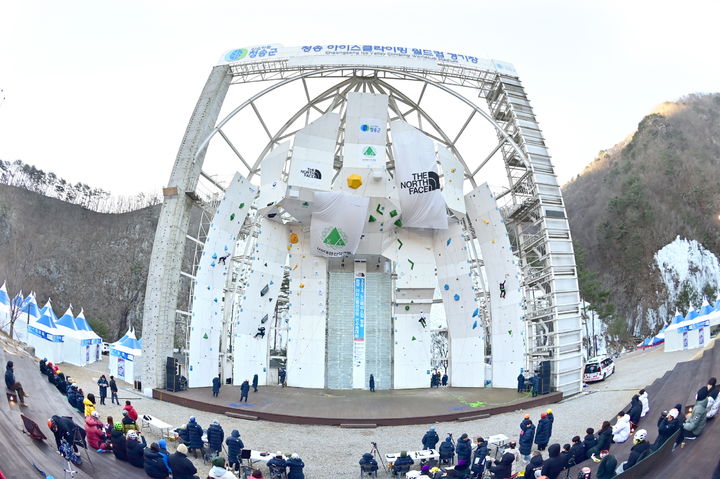 [청송=뉴시스] 청송 아이스클라이밍 경기장 (사진=청송군 제공) photo@newsis.com *재판매 및 DB 금지