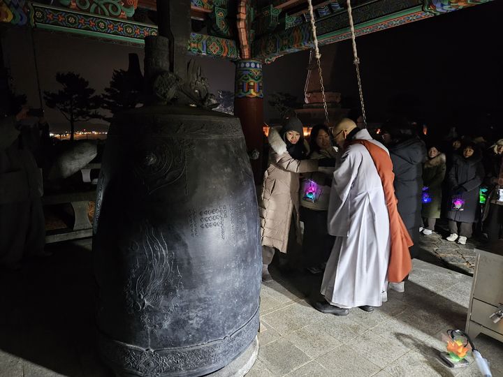 [서울=뉴시스] 낙산사 템플스테이 타종식 (사진=한국불교문화사업단 제공) 2024.12.31. photo@newsis.com *재판매 및 DB 금지