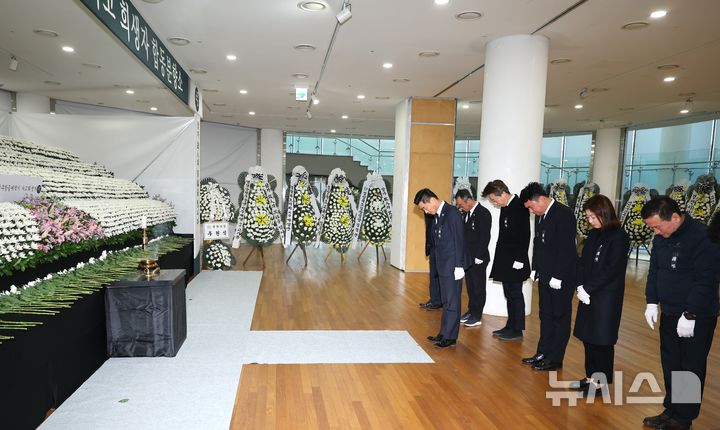 [포항=뉴시스] 송종욱 기자 = 김일만 포항시의회 의장 등 의원들은 31일 오전 경북도청 동락관에 마련된 제주항공 여객기 사고 합동분향소를 찾아 참배하고 있다. (사진=포항시의회 제공) 2024.12.31. photo@newsis.com