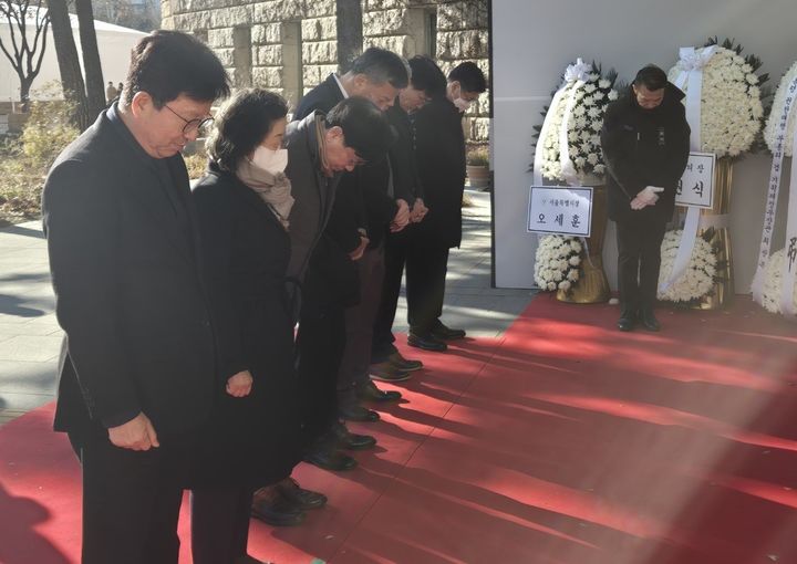 [서울=뉴시스] 이은재 K-FINCO 전문건설공제조합 이사장은 31일 오후 임직원들과 중구 서울시청 본관에 마련된 제주항공 여객기 사고 희생자 합동분향소를 방문해 추모했다. (사진=전문건설공제조합 제공) 2024.12.31. photo@newsis.com *재판매 및 DB 금지