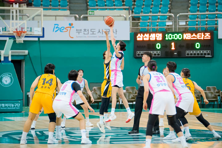 [서울=뉴시스] 여자프로농구 용인 삼성생명과 청주 KB국민은행의 맞대결. (사진=WKBL 제공) *재판매 및 DB 금지