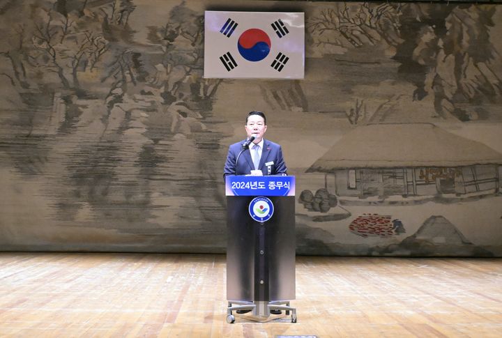 [순창=뉴시스] 31일 순창읍 향토회관에서 열린 순창군의 '2024년 종무식', 최영일 군수가 인사말을 하고 있다. *재판매 및 DB 금지