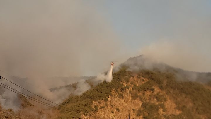  [군위=뉴시스] 군위군 삼국유사면 화북리에서 발생한 산불을 진화하고 있다. (사진=군위군 제공) photo@newsis.com *재판매 및 DB 금지